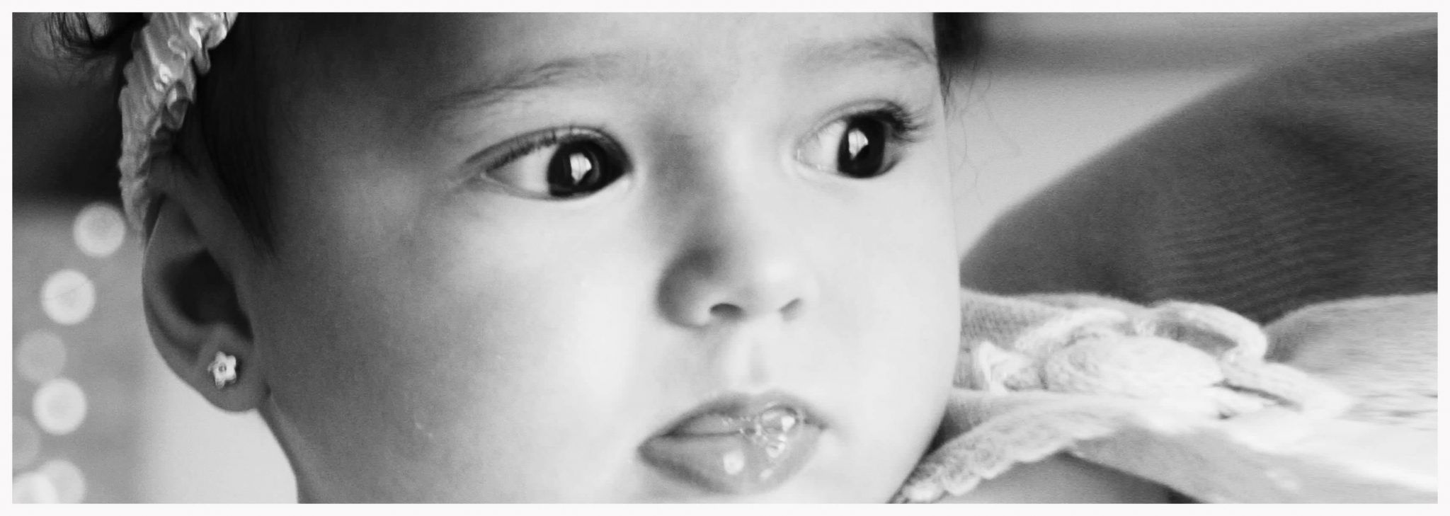 en los primeros meses del bebé fotografía del día del bautizo en blanco y negro