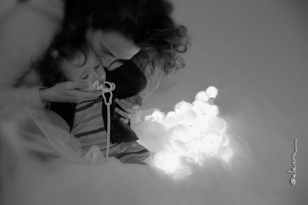 Cuéntame un cuento. Un cuento para dormir elenircfotografia beso a bebe