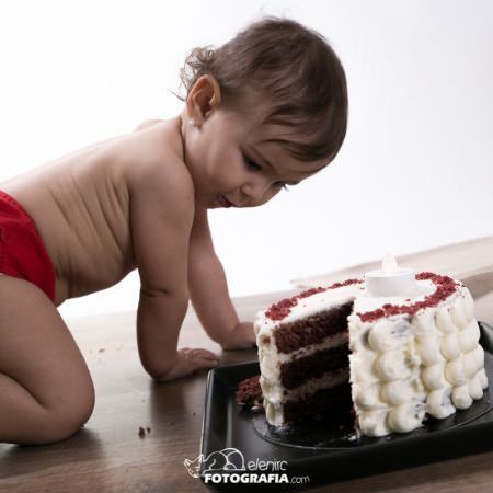 Sesión de fotos cake smash para mi primer cumple elenircfotografia bebe mira pastel enorme