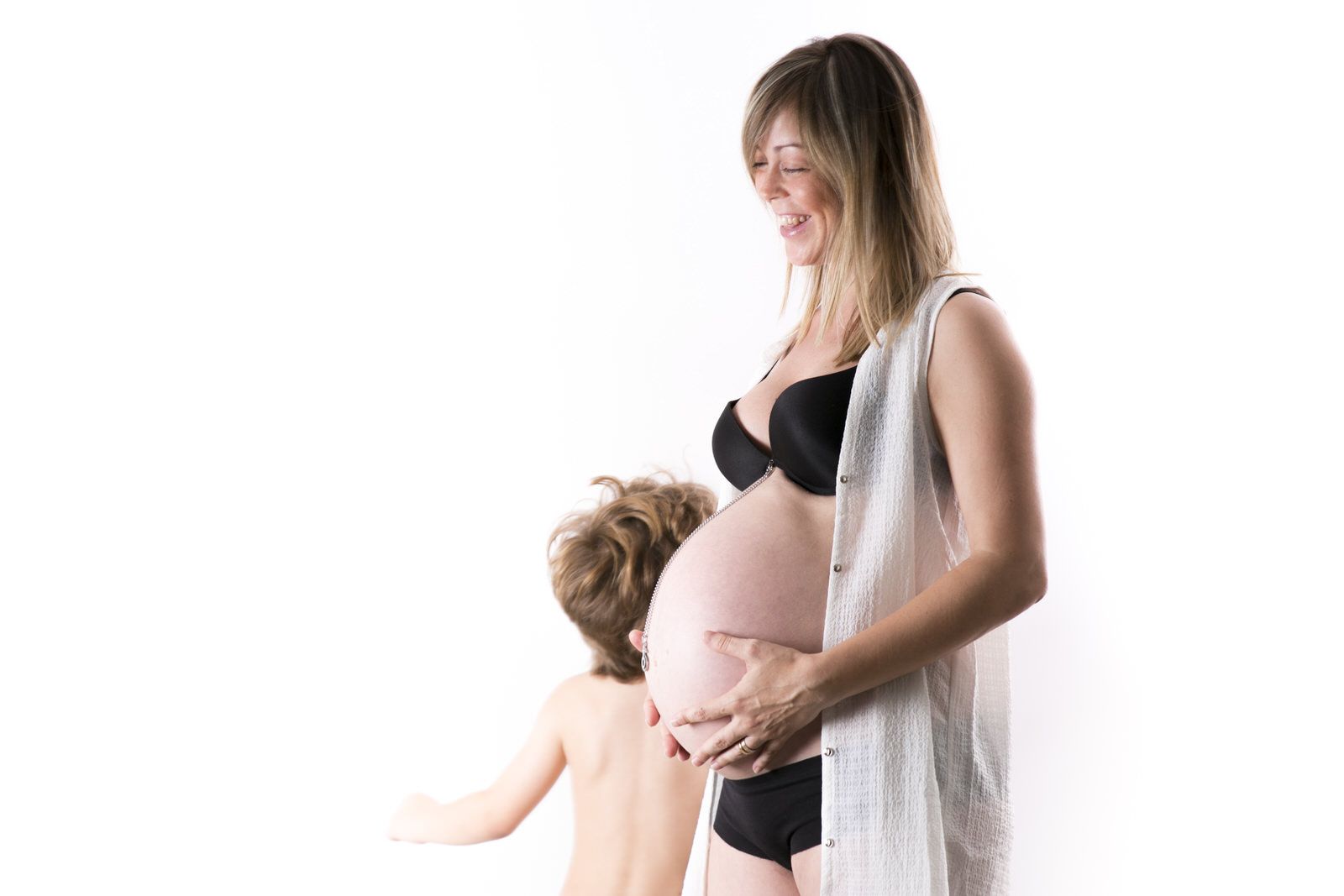 Embarazo en familia con hijo Fotografía de embarazo en familia con madre embarazada y su hijo en movimiento
