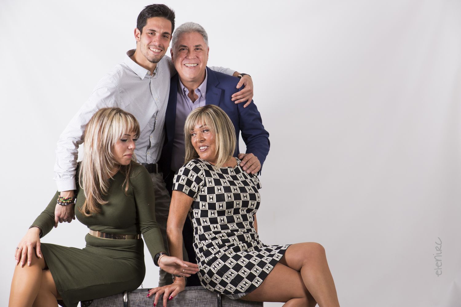 Fotos de una familia, hermanos adultos con los padres. Fotografia de familia en estudio elenircfotografia
