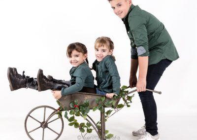 fotografia infantil de navidad de hermanos y familias por Elena Rubio fotógrafa de familia en Barcelona para elenircfotografia