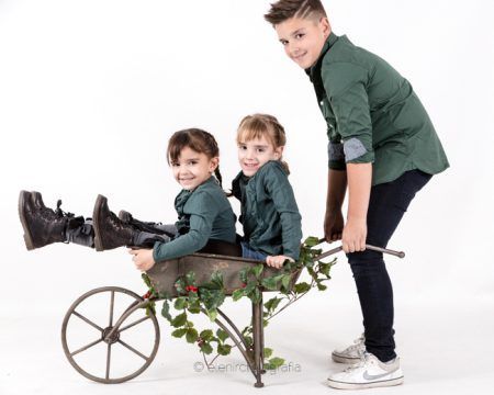 fotografia infantil de navidad de hermanos y familias por Elena Rubio fotógrafa de familia en Barcelona para elenircfotografia
