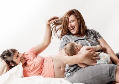 fotografía de embarazo en estudio con dos mamás y bebé en Mollet del Vallès Barcelona