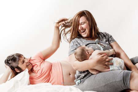 fotografía de embarazo en estudio con dos mamás y bebé en Mollet del Vallès Barcelona