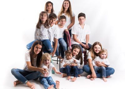 Reportaje de fotografía en estudio de nietos para regalar a la abuela por Elena Rubio fotogarfo Barcelona de familia elenircfotografia