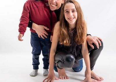 un book amb la tieta por Elena Rubio fotografa de familia en Barcelona para elenircfotografia Tia, sobrina adolescente y hijo pequeño en estudio