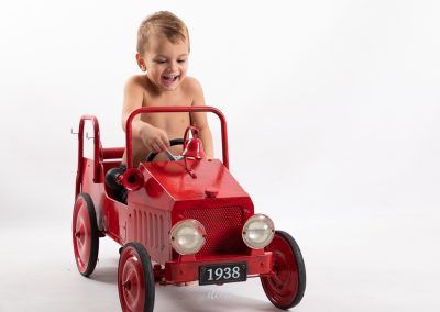 Jugando con un coche de bomberos fotografía infantil de Elena Rubio elenirc para elenircfotografia