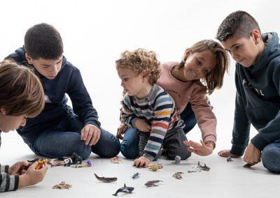 primos jugando con animalitos fotografía infantil de elenircfotografia