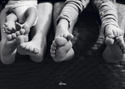 Fotografía de pies de recien nacido en familia, reportaje natural de Elena Rubio en elenircfotografia