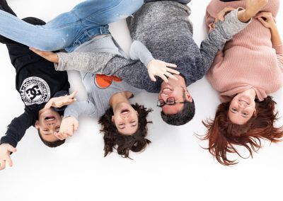 reportajes de familia en estudio creixent amb la gala i l'arnau elenircfotografia