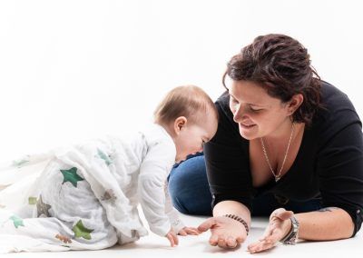 Regala una mini sesión fotográfica de estudio. elenircfotografia nausica fotografia infantil elenirc bebe once meses con mamá