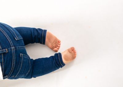 gateando fotografía de pies de un bebé gateando por elenircfotografia elena rubio fotografa infantil en Barcelona Regala una mini sesión fotográfica de estudio. elenircfotografia