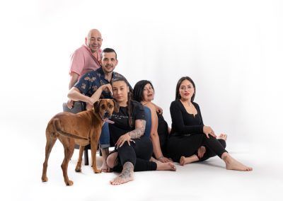 la familia de laica fotografia de familia con perros en estudio Elena Rubio fotografa de familia y mascotas para mascotes de colors en estudio elenircfotografia