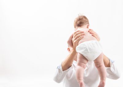LA FAMILIA CRECE CON CLARA ELENIRCFOTOGRAFIA PAPA ALZA BEBE