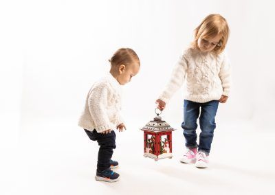 Sesiones de fotografía de Navidad elenircfotografia niños con farolillo