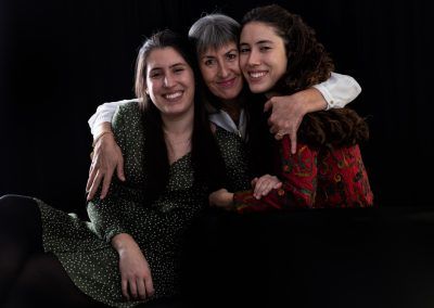 Sesion de fotos en estudio de madre con hijas adultas elenircfotografia translate