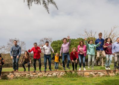 Salto de familia sesiones de fotografia de familia de Elena Rubio elenircfotografia