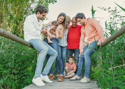 reportaje exterior de familia con abuelos tíos y sobrinos elenircfotografia