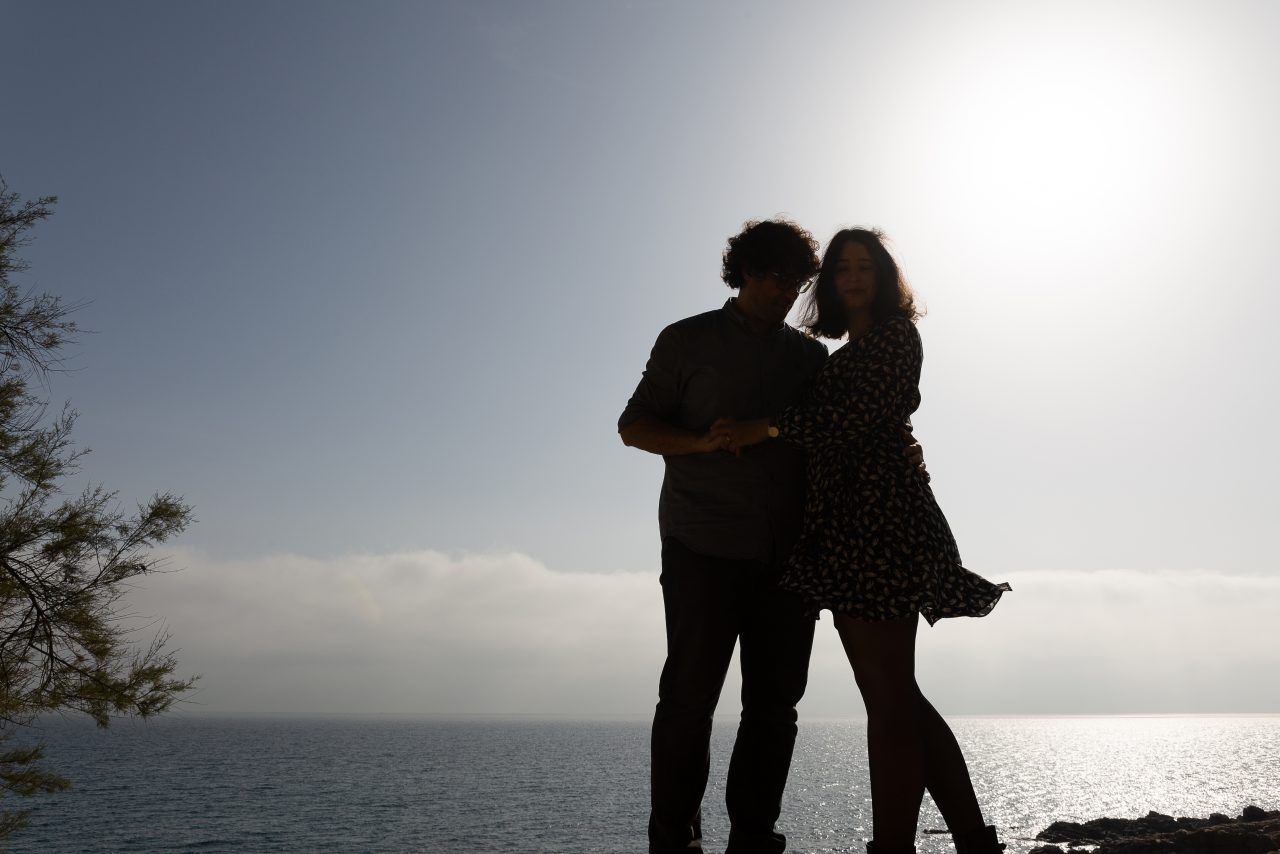 Fotografía de boda documental de una pareja al atardecer junto al mar