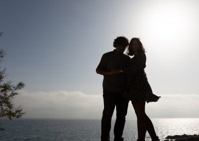 Fotografía de boda documental de una pareja al atardecer junto al mar