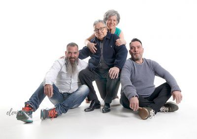 Un retrato de familia con los hijos adultos para celebrar la vida elenirc