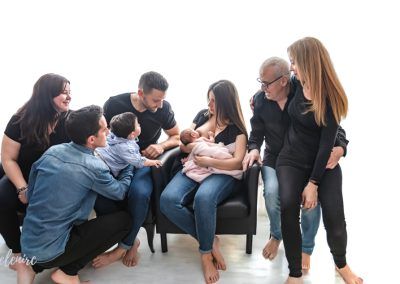 sonrisas de familia. Reportaje de fotografía de familia con recién nacido en elenircfotografia por Elena Rubio fotógrafa Mollet del Vallés