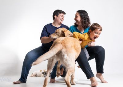 sugus en familia. Fotografía del perro Sugus con su familia.