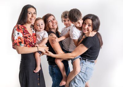 fotografia de familia por Elena Rubio Tres hermanas con sus hijos pequeños en brazos elenircftografia