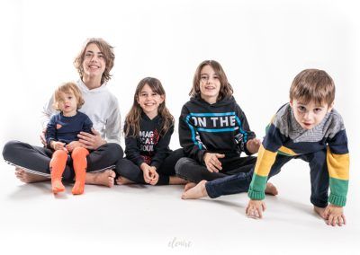 una foto en familia. Los primos se juntan para regalar un cuadro a los abuelos. Fotografía infantil de estudio Elena Rubio elenirc fotografia en Mollet del Vallés