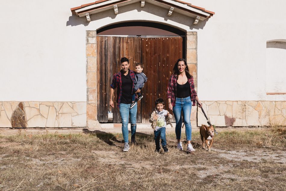 El Reportaje de familia en exterior de elenircfotografia es un regalo para siempre