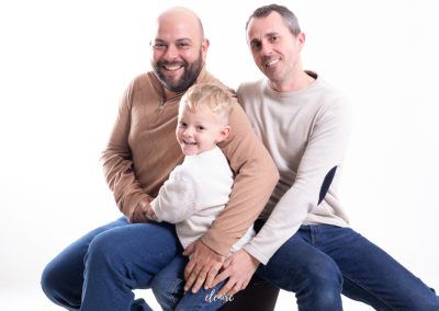 Jugando con los papis Sesión de fotos familia flgtbi en elenircfotografia