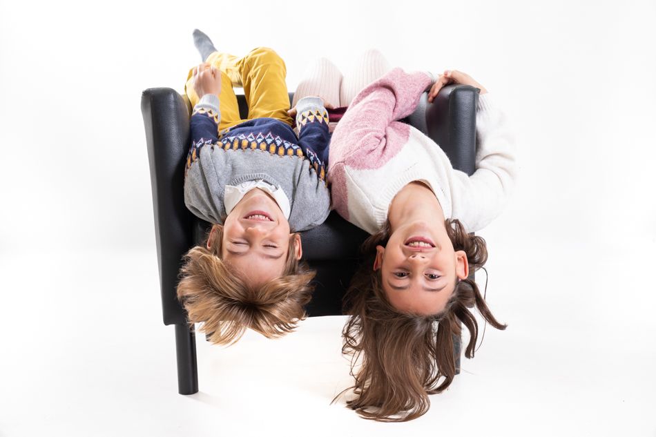 fotografia infantil niños boca abajo en un sillon por Elena Rubio fotógrafa infantil elenircfotografia