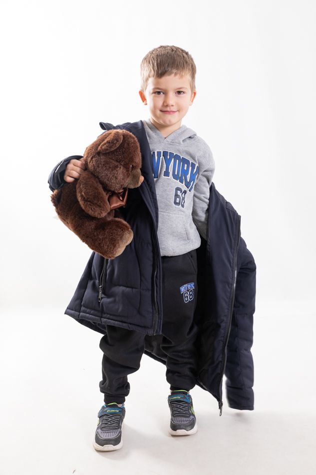 fotografia infantil en estudio barcelona niño con peluche