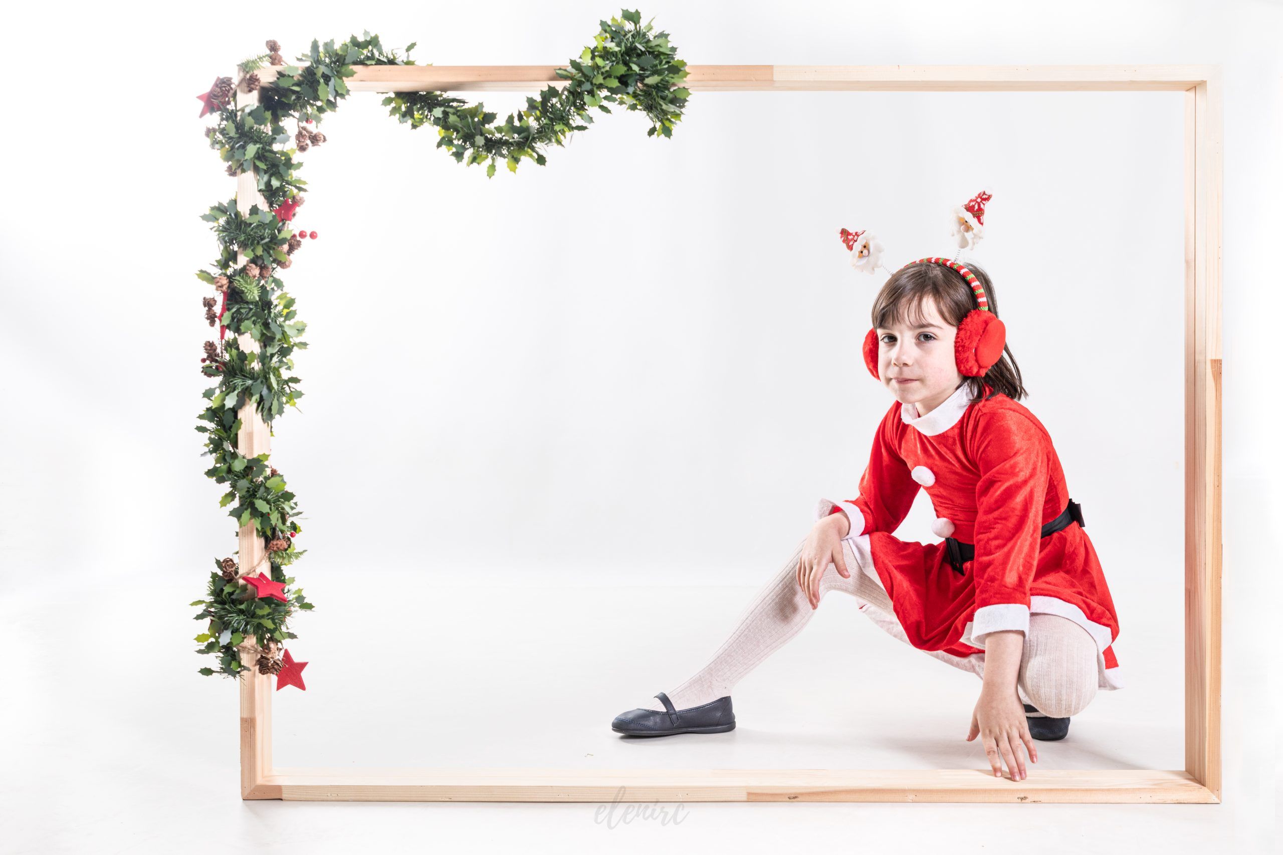 gatitos fotografia infantil niña con gatito en estudio por Elena Rubio elenircfotografia y mascotesdecolors