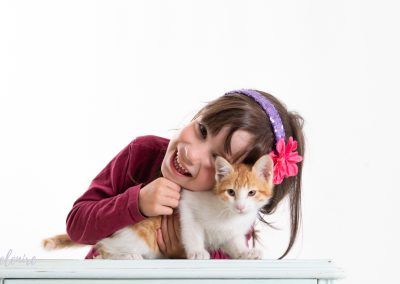 gatitos fotografia infantil niña con gatito en estudio por Elena Rubio elenircfotografia y mascotesdecolors