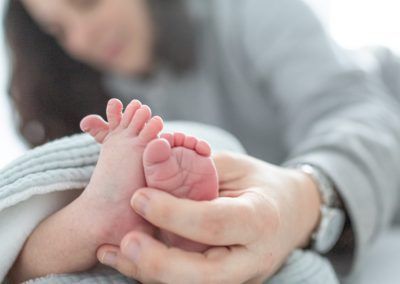 reportaje de recien nacido en casa, pies de recién nacido sujetado por los padres. Sessions de fotos de newborn a casa. fotografia natural de Elena Rubio fotografa de familia elenircfotografia