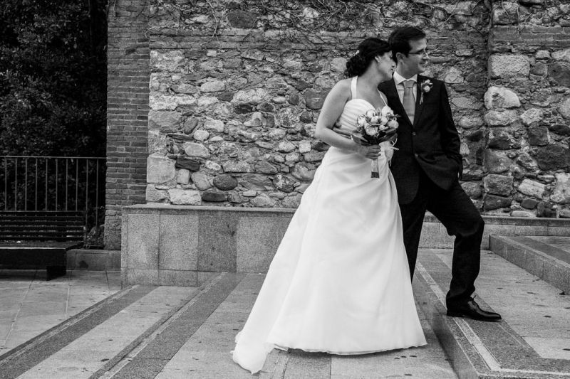 Fotografo de boda en la iglesia de Sant Esteve de Granollers por Elena Rubio elenirc Novios en la puerta de la iglesia observan a los invitados