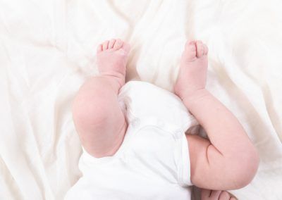 fotografía de recién nacido piececitos de bebé elenircfotografia