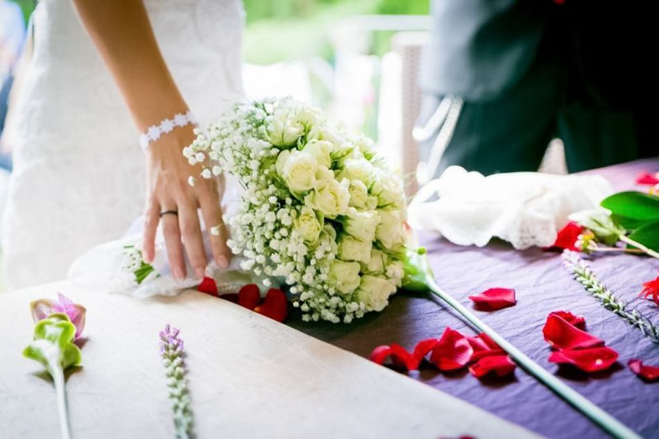 La novia deja el ramo en una mesa Boda en Can Cirili Lliçà de Vall Barcelona elenircfotografia