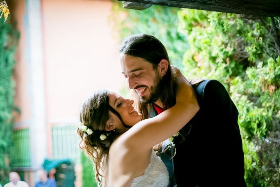 los novios se abrazan tras el si quiero Boda en Can Cirili Lliçà de Vall Barcelona elenircfotografia