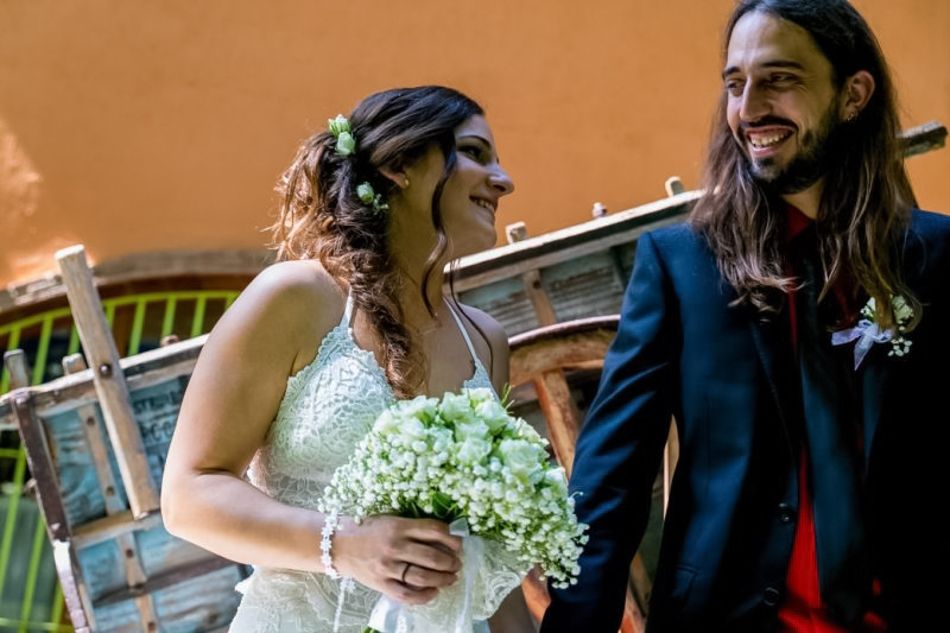 foto de novios en el jardín Boda en Can Cirili Lliçà de Vall Barcelona elenircfotografia