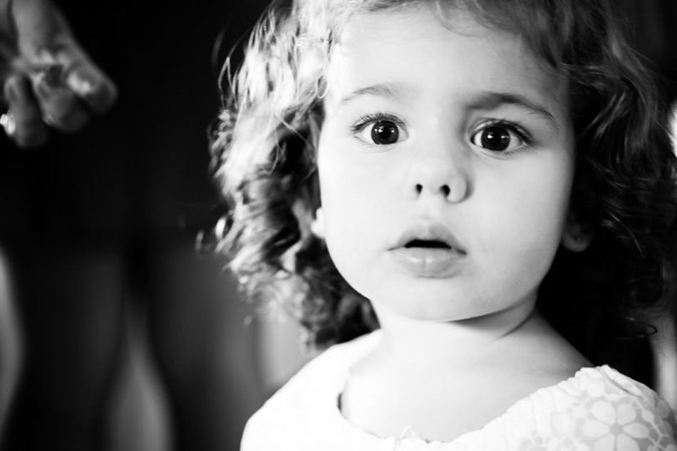 Retrato en blanco y negro de una niña invitada durante un reportaje de fotografía de celebración familiar en Barcelona, por Elenirc Fotografia.