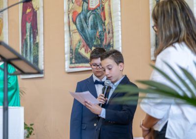 fotos celebración comunion en inglesia santa rosa mollet. Niños leen pregarias elenircfotografia
