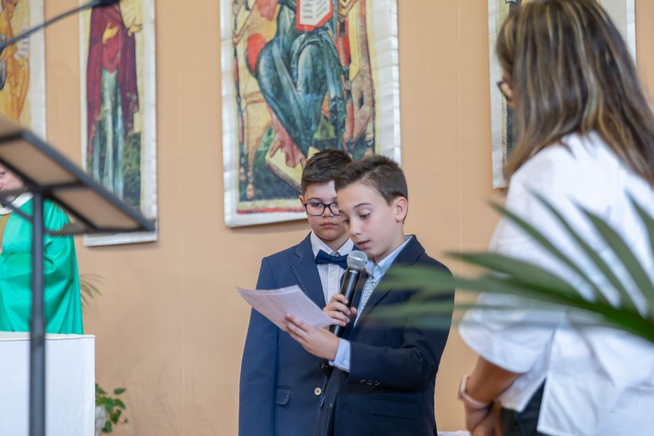 fotos celebración comunion en inglesia santa rosa mollet. Niños leen pregarias elenircfotografia