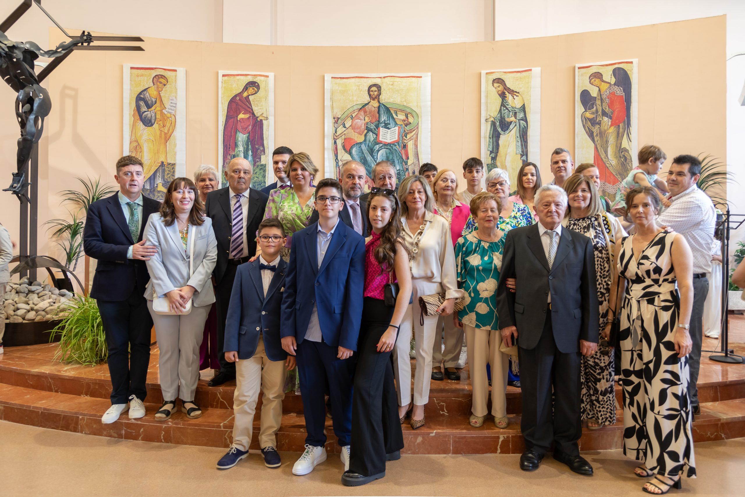 grupo de invitados posan para la foto de comunión