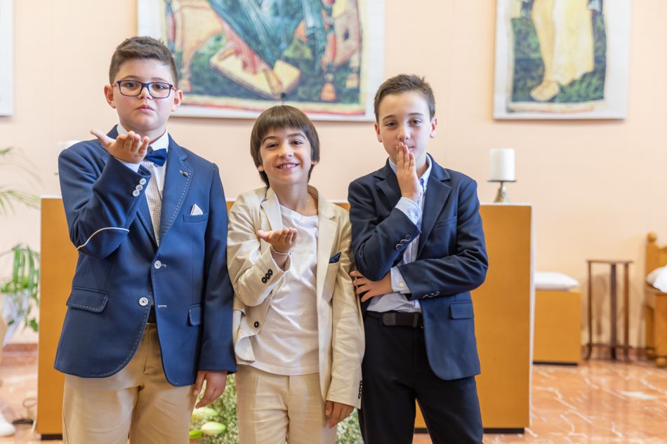 foto con los amigos de la primera comunion elenircfotografia