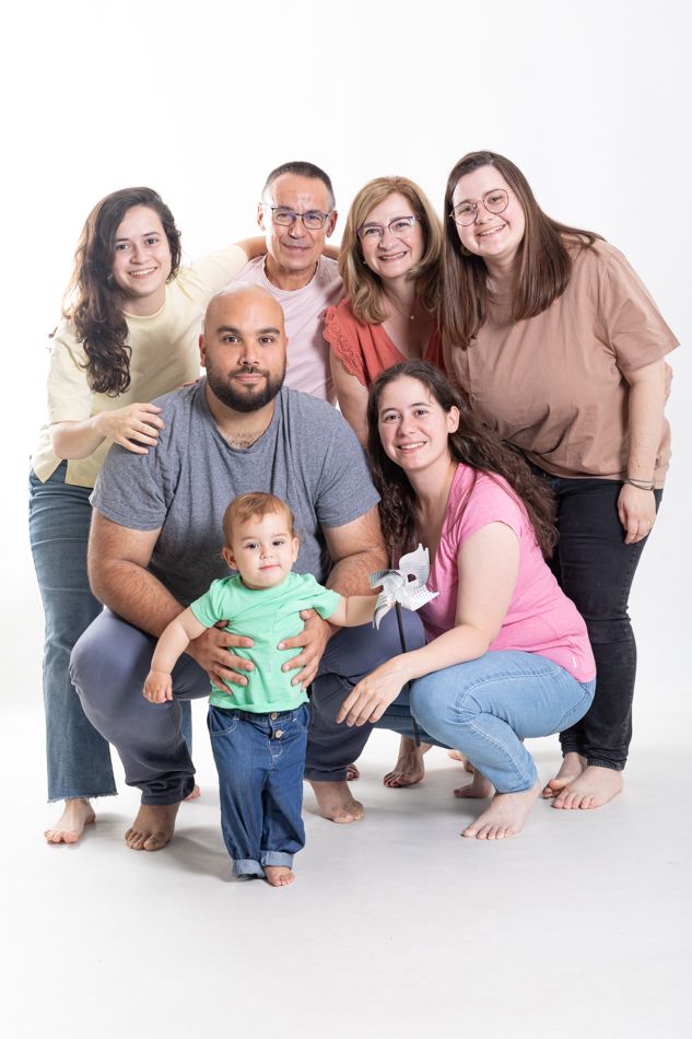 familia con bebé de un año. Experiencia de familia y sesión de fotos de estudio elenircfotografia