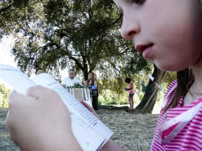 una niña lee en la Boda en Sant Hilari Cardedeu Ceremonia religiosa en plena naturaleza por elenirc
