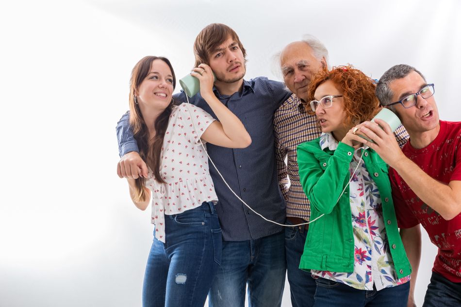 Fotografía emocional de abuelos con nietos y sus hijos en sesión familiar en Mollet del Vallès, regalo especial en Elenirc Fotografia